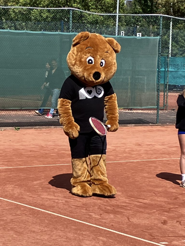 Borchibär spielt Tennis